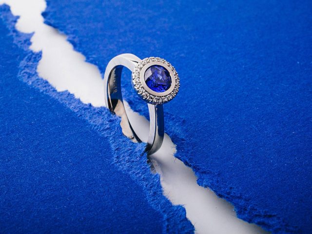 Ring in Platin mit Kornblumen Spahir Ring in Platin mit Kornblumen Spahir